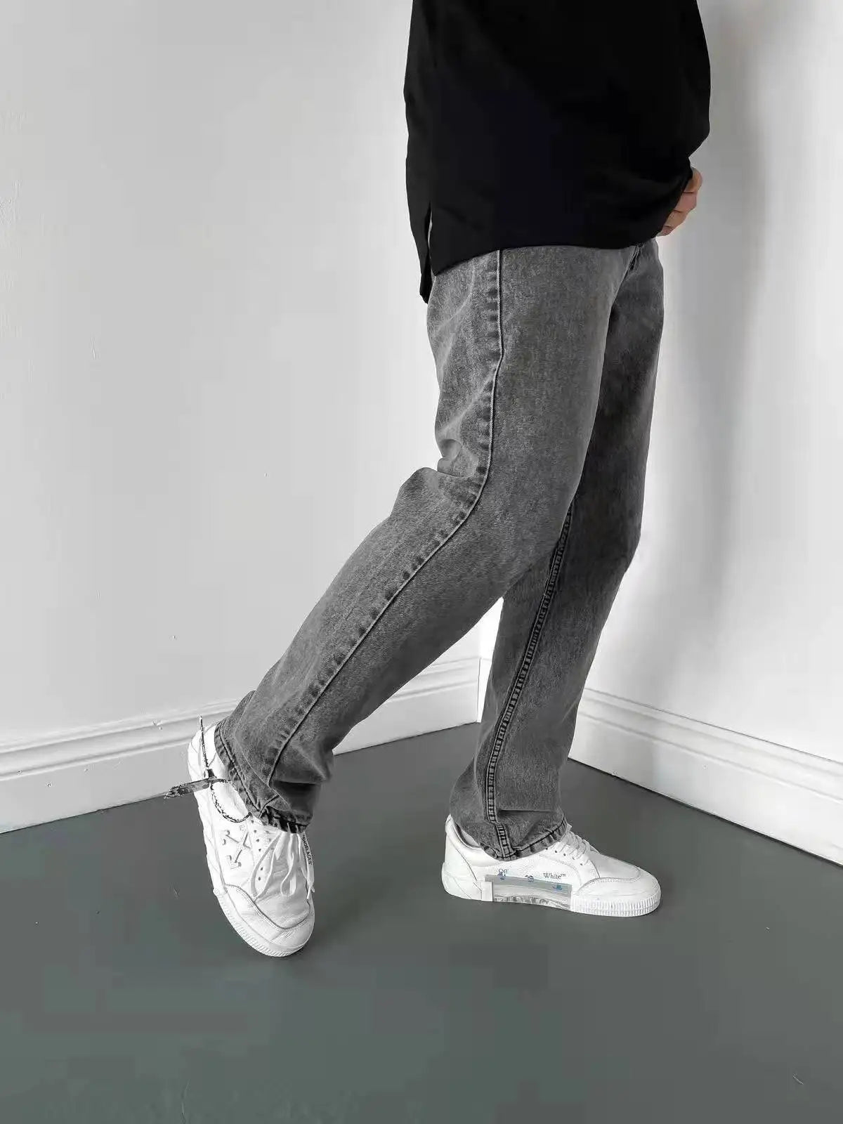 Gray Straight-Leg Jeans – Minimalist Casual Everyday Denim
